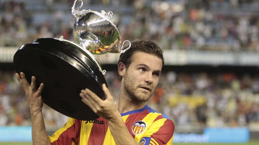 Juan Mata levanta el Trofeo Naranja conquistado en 2011.