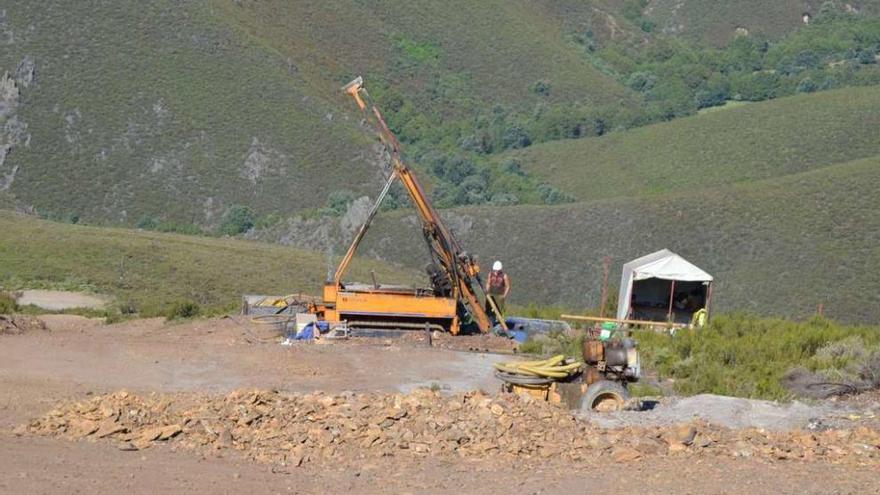 Trabajos de sondeo en las futuras minas de wolframio en Santa Cruz de Abranes.