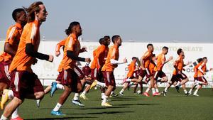 Los jugadores del Real Madrid durante el último entrenamiento antes de recibir al Liverpool.