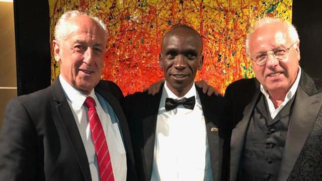 Paco Borao, con Eliud Kipchoge en la gala de la IAAF