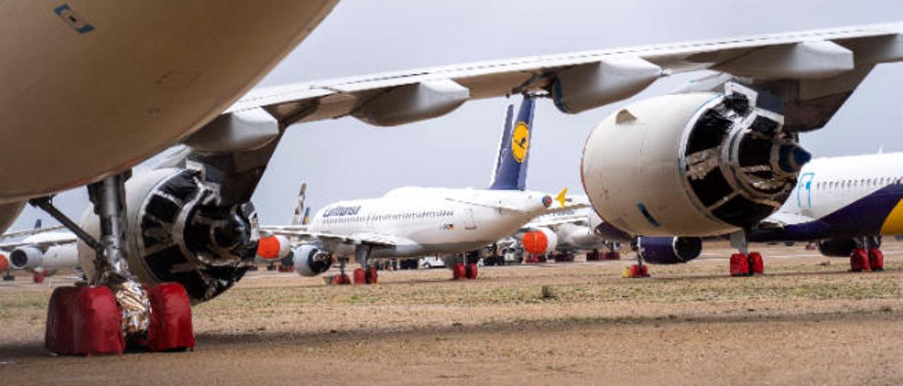 Decenas de aviones permanecen estacionados en el aeropuerto de Teruel por el parón que ha sufrido el sector a causa de la pandemia global.