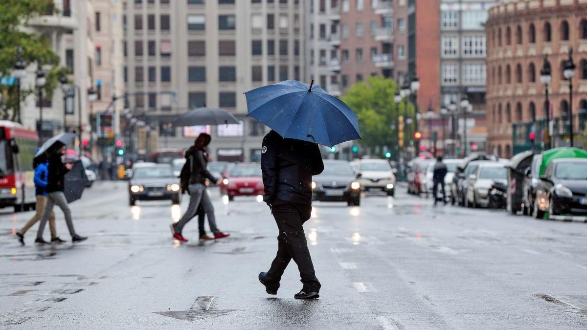 La lluvia hará acto de presencia mañana en València, según la previsión de la Aemet.