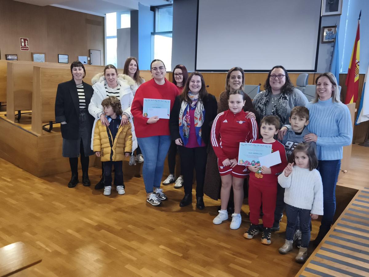 Los premiados recogieron sus diplomas de manos de la alcaldesa y la concejala.
