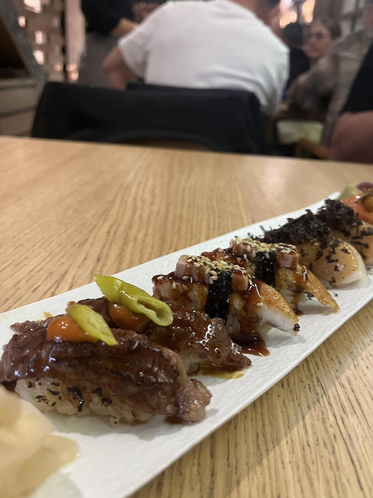 Selección de nigiris en Arume