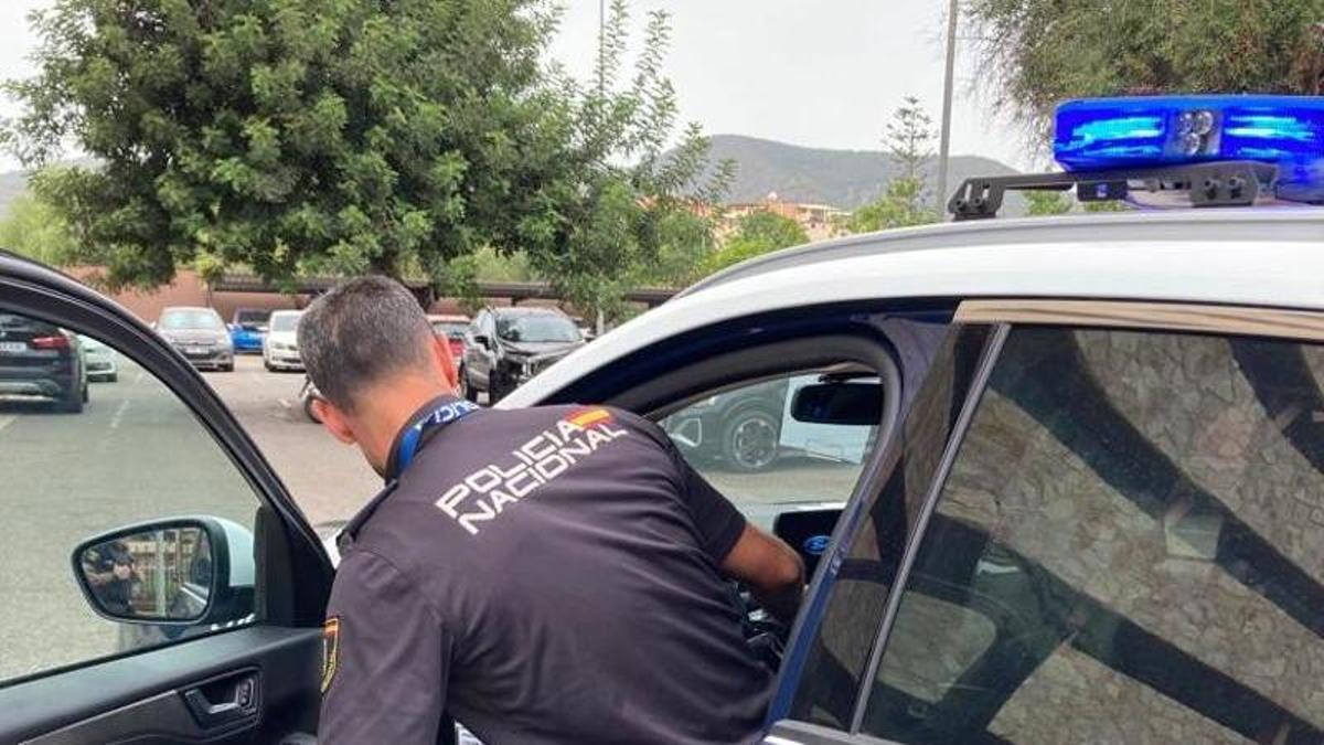 Un agente de la Policía Nacional.