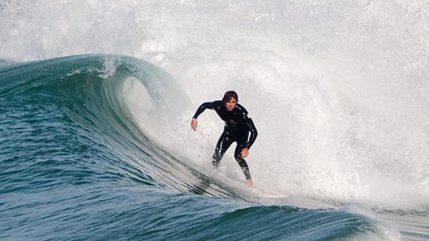 ¿Se puede practicar surf con bandera roja?