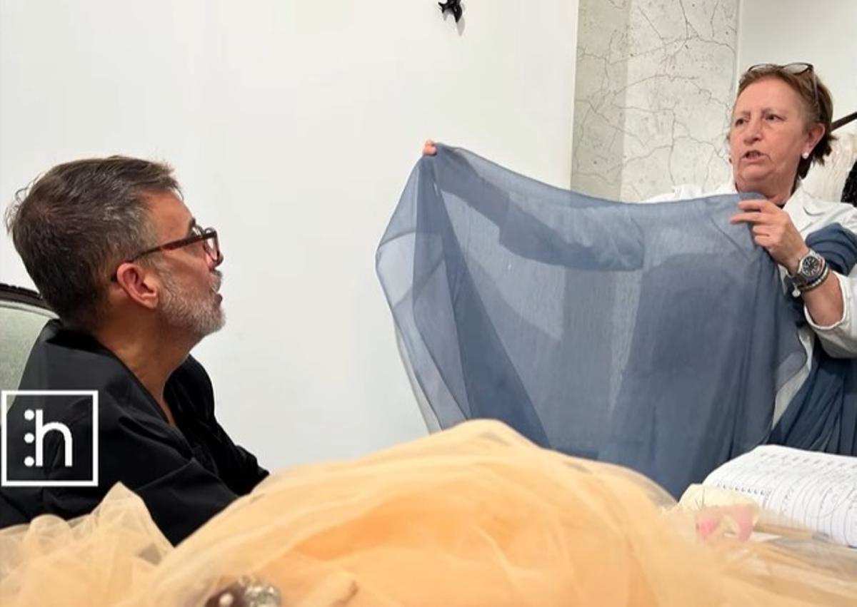 Higinio Mateu, en el atelier, con su equipo.