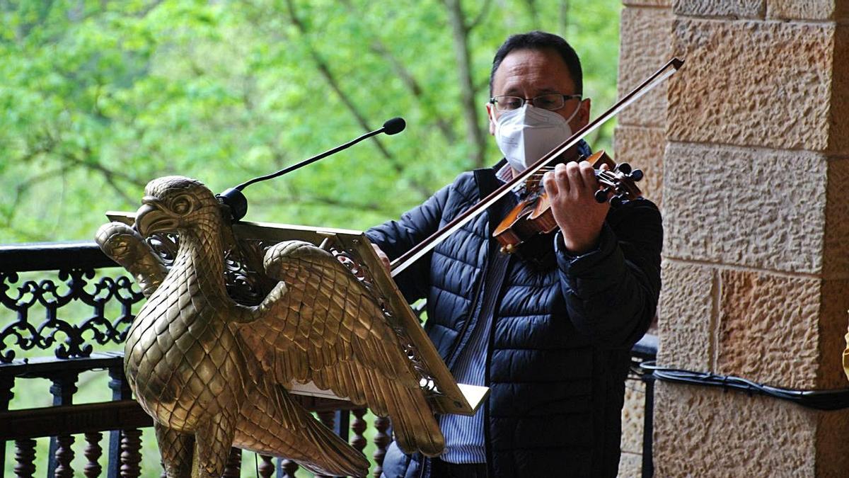 Martín Martínez Bastián, ayer, en la cueva de la Santina, interpretando el “Himno de Covadonga”. | Ramón Díaz