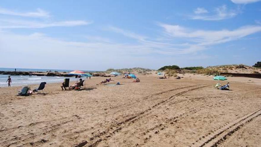 Alcalà de Xivert prohibirá a los bañistas reservar sitio en la playa con sombrillas