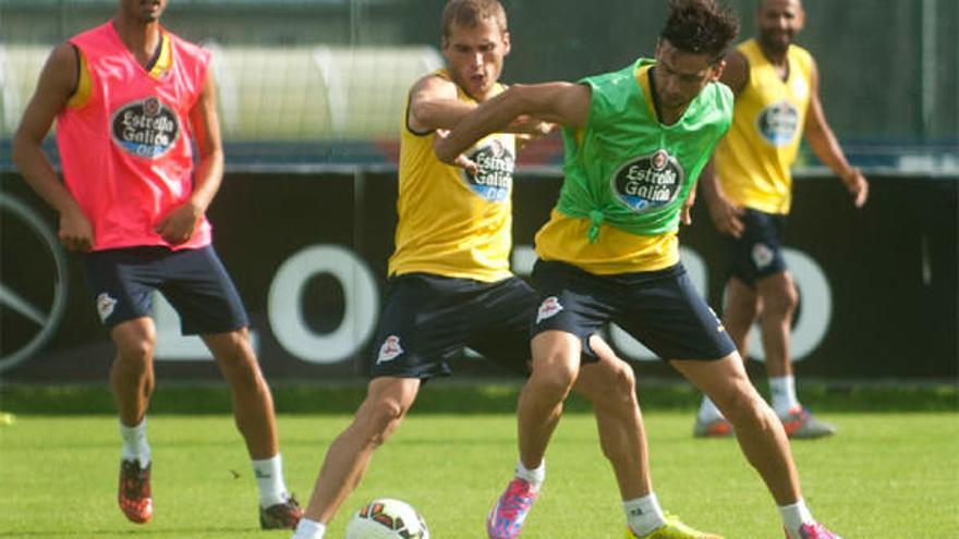 Hélder Postiga, con Juan Domínguez y Álex en un entrenamiento