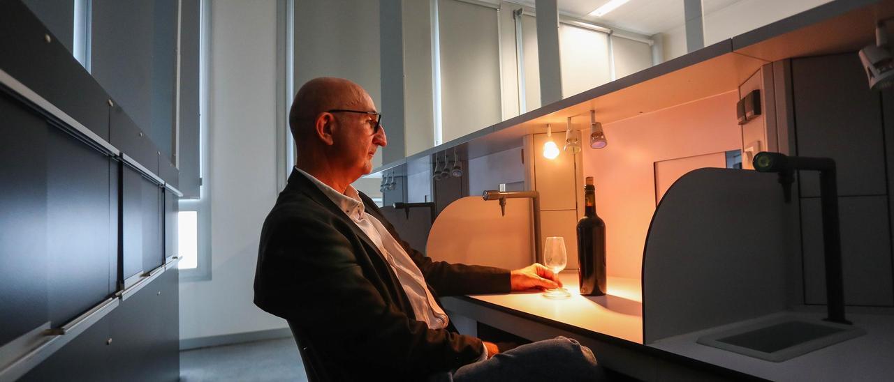 Raúl Compés, en la sala de catas y bodega de la UPV.