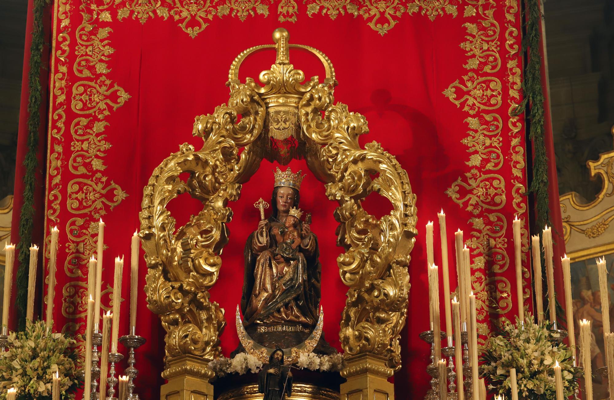 Misa y ofrenda floral a la Virgen de la Victoria en la Catedral de Málaga