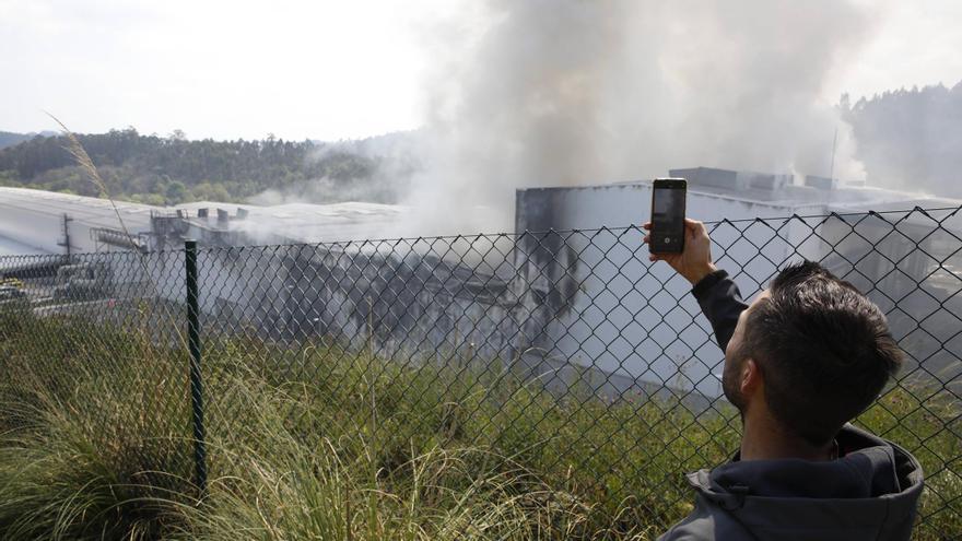 Así fue el espectacular incendio en una planta de Cogersa en Gijón (en imágenes)