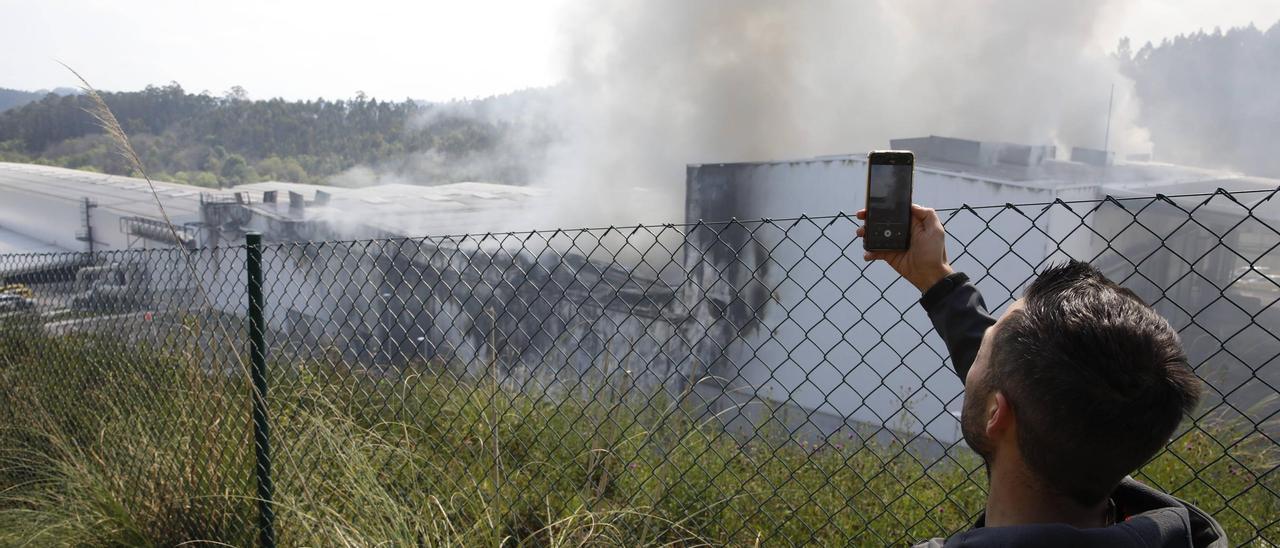 Así fue el espectacular incendio en una planta de Cogersa en Gijón (en imágenes)