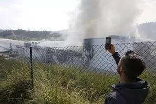 Lo que se sabe del incendio en La Plantona de Cogersa: una deflagración de origen desconocido y una nave con muebles y colchones