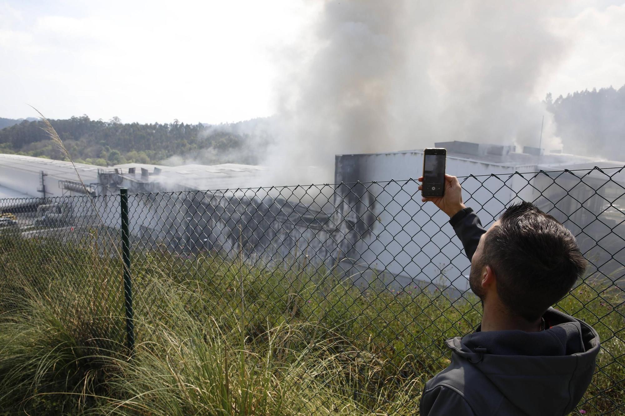 Así fue el espectacular incendio en una planta de Cogersa en Gijón (en imágenes)