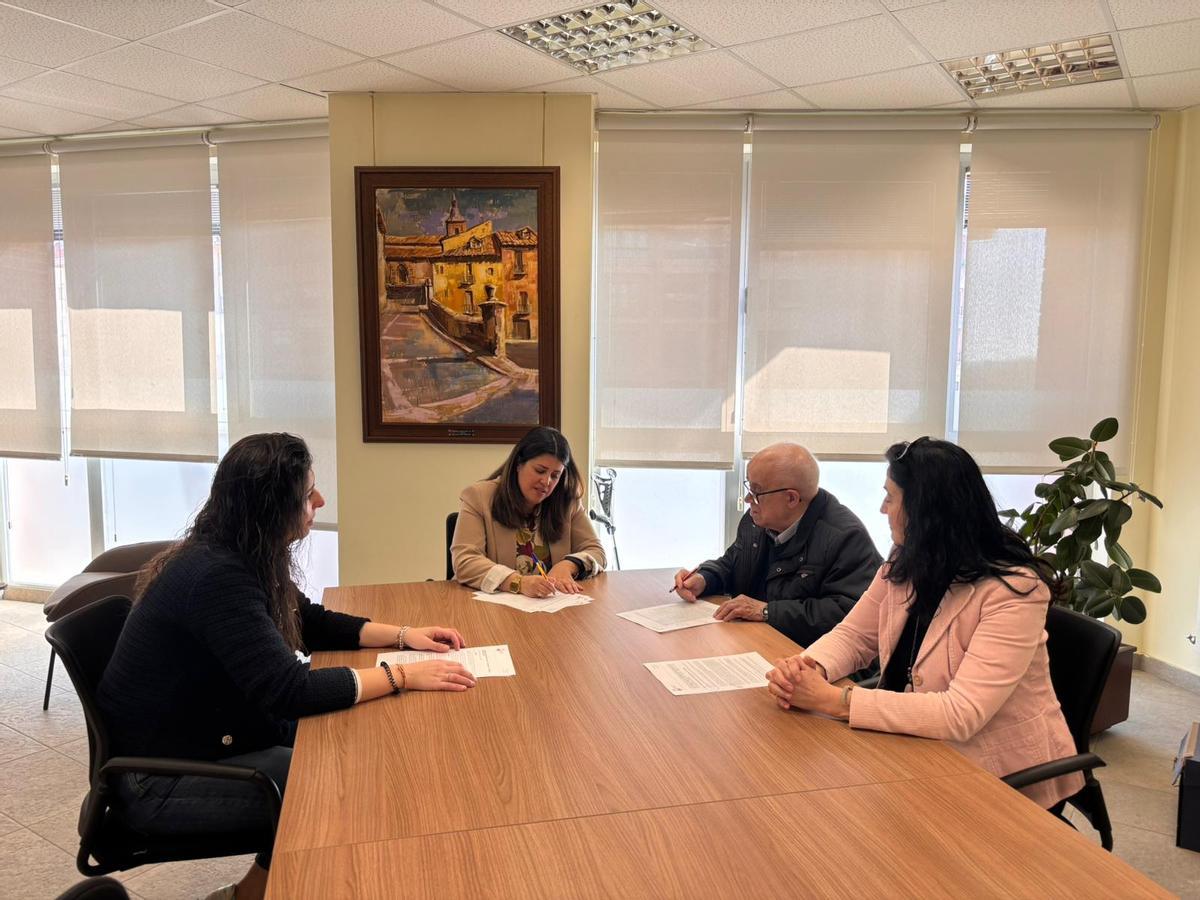 Firma de la renovación del convenio con Cáritas.