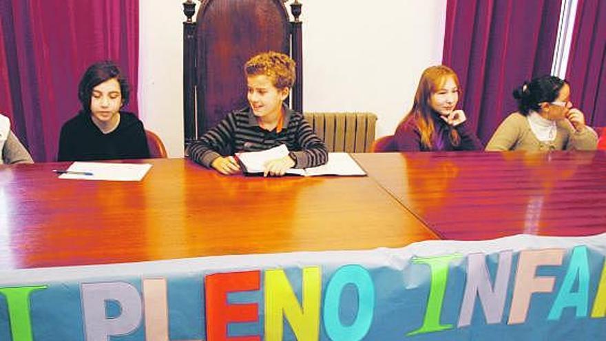 El aspirante a alcalde, Álvaro Fernández, presidiendo ayer, el primer pleno infantil del concejo de Castropol.