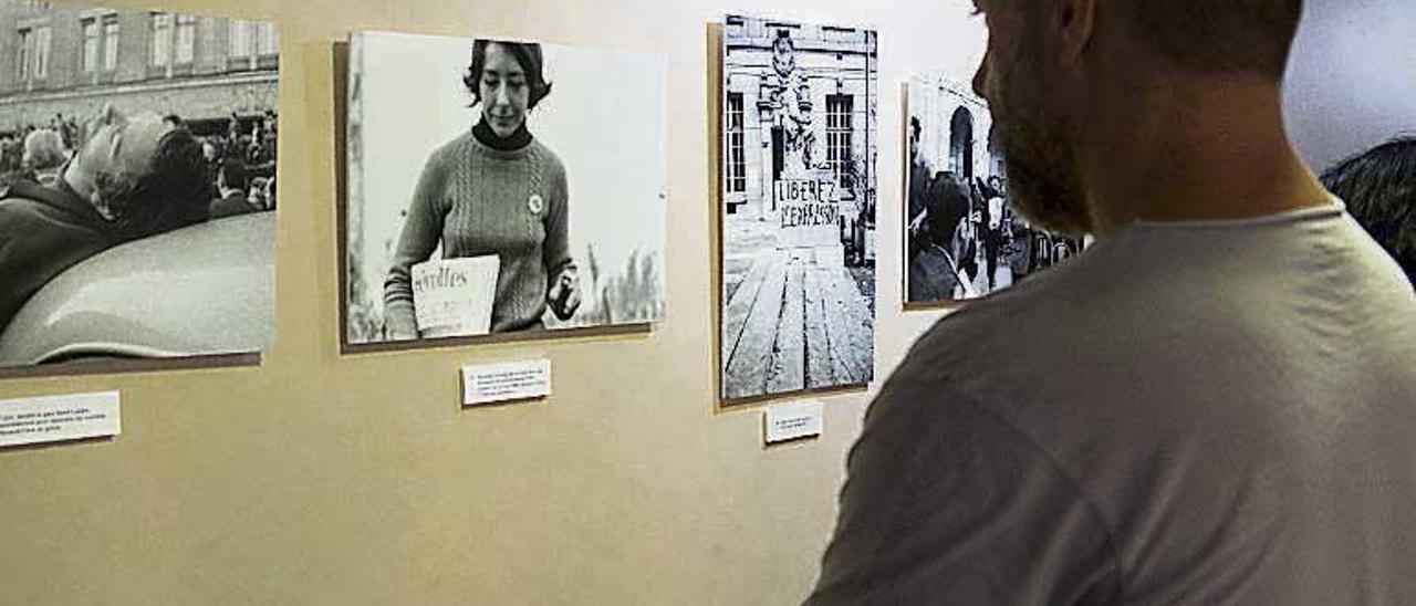 Un hombre contempla las imágenes de Philippe Gras expuestas en la Alianza Francesa.  // Marta G. Brea