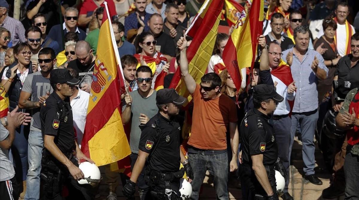 Varios centenares de ultras asedian la asamblea prorreferendum de Podemos, en Zaragoza.