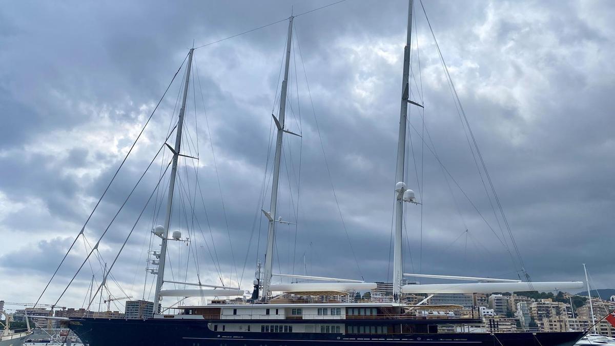 Eine von zwei Yachten des Amazon-Gründers Jeff Bezos, die derzeit im Club de Mar in Palma liegen.