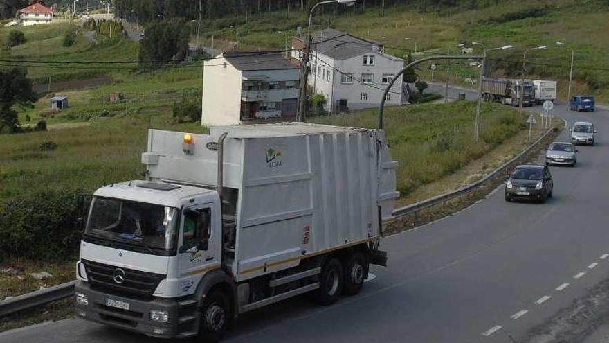 Un camión de basura circula por Pastoriza.
