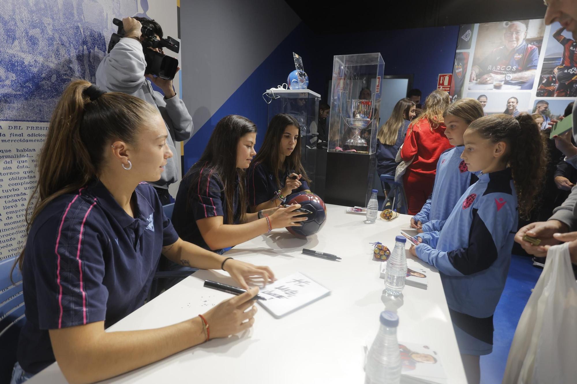 Meet&Greet con las futbolistas Alba Redondo, María Méndez y Silvia Lloris con aficionados