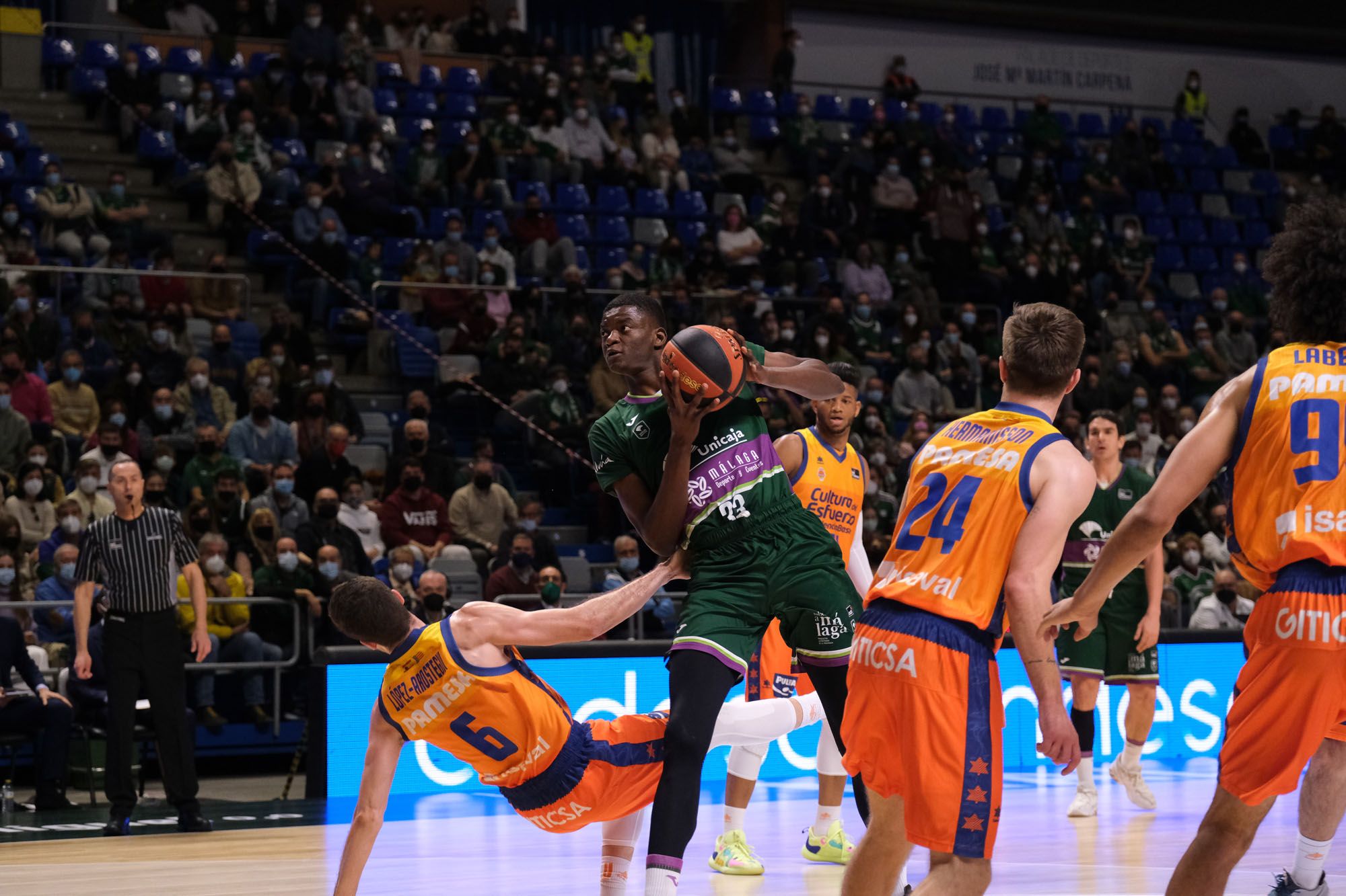 Las imágenes del Unicaja - Valencia Basket de la Liga Endesa.