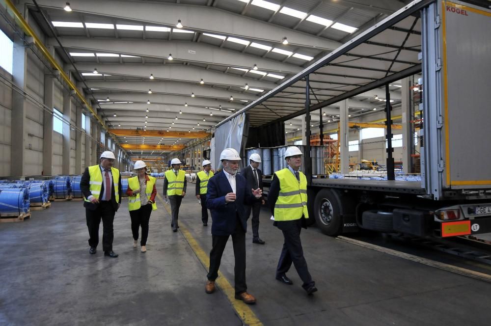 Víctor Audera y Sandra Velarde visitan la factoría de Asla en Villallana