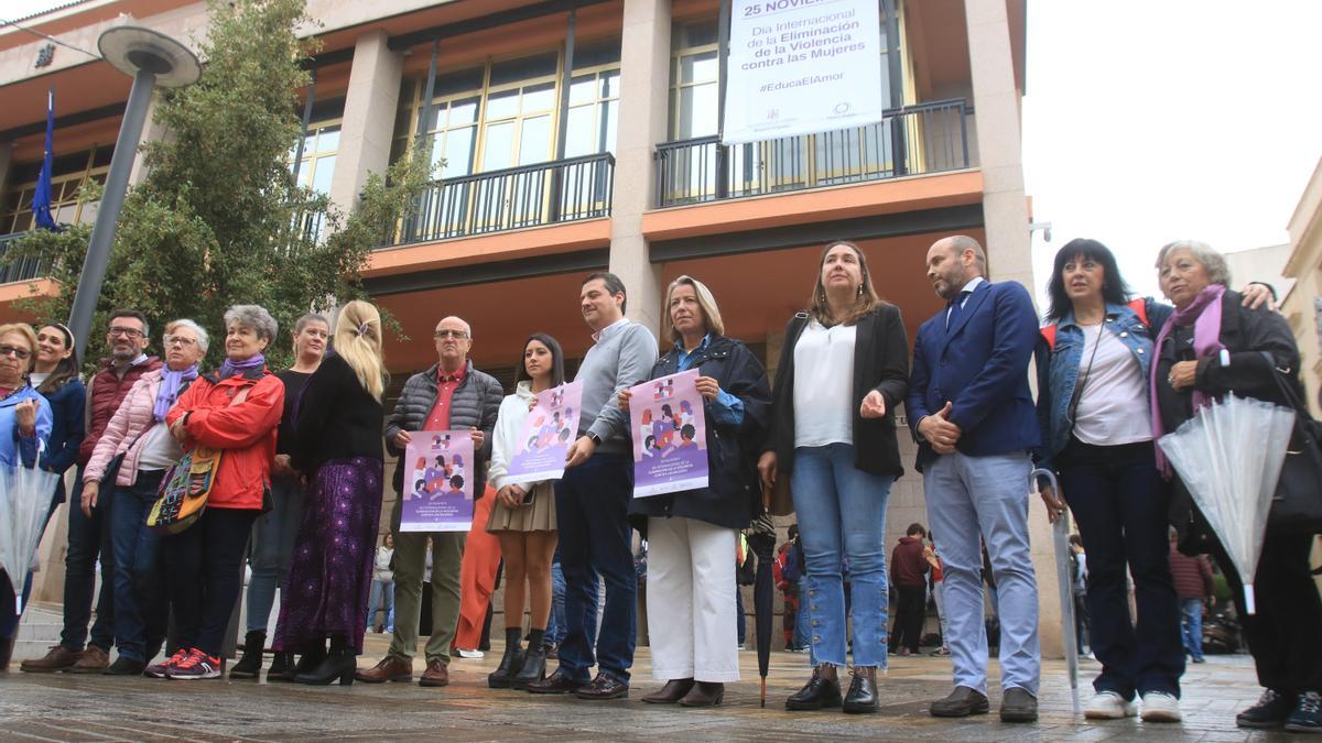 Despliegue de la lona con motivo del 25N en el Ayuntamiento.