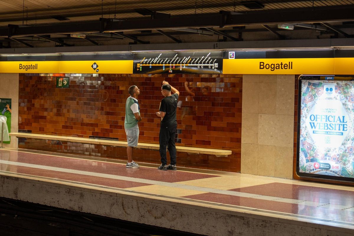 Unos viajeros observan el mapa de la Línea 4 del metro en la parada de Bogatell, en Barcelona. Unos viajeros observan el mapa de la Línea 4 del metro en la parada de Bogatell, en Barcelona.