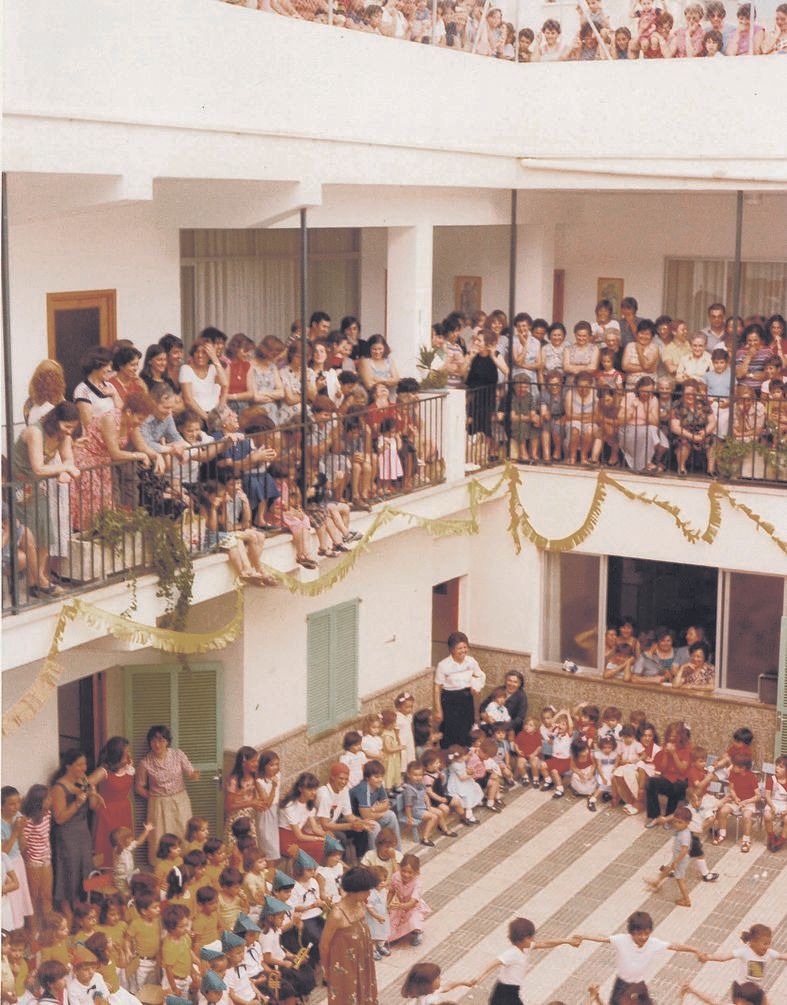 Fiesta de fin de curso en el patio del colegio, años 70.