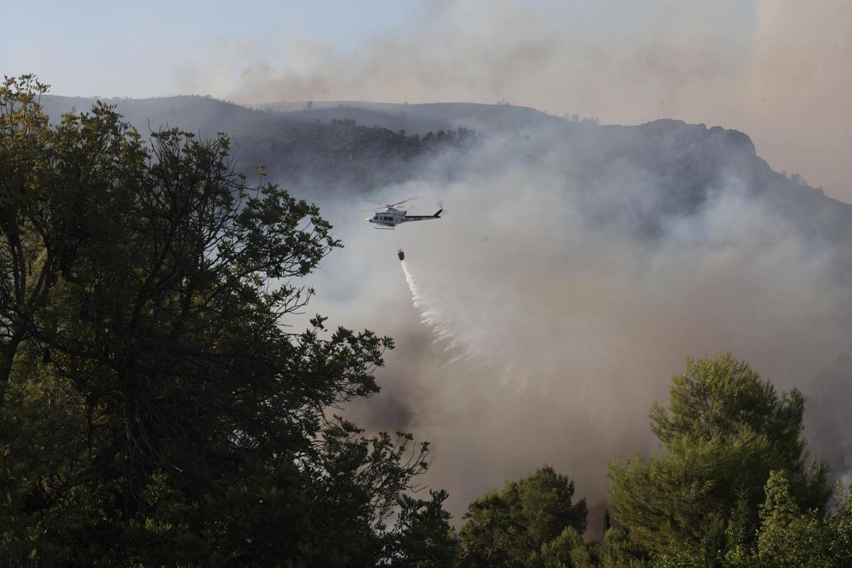 Vecinos y vecinas de la Vall d'Uixó tratan de ayudar a frenar el fuego del incendio.