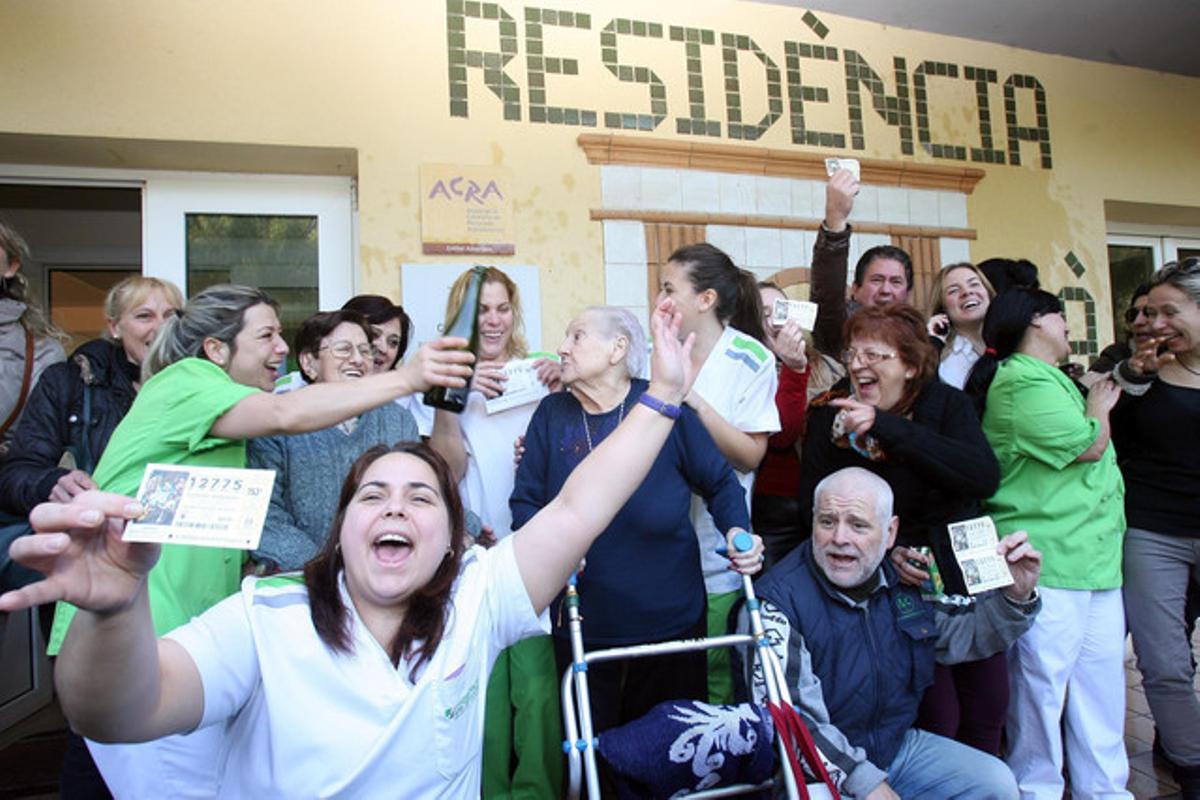 Les treballadores de la residència d’avis Mirador Berà de Roda de Berà (Tarragona) celebren el segon premi.