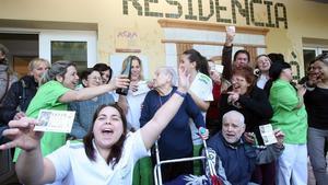 Trabajadores de una residencia de ancianos de Roda de Berà celebran el segundo premio de la lotería de Navidad.