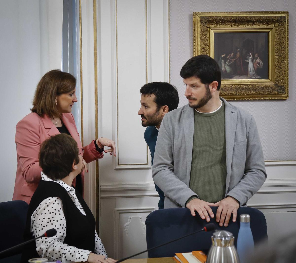 Diputados de PSPV y Compromís hablan con la síndica del PP, María José Catalá.