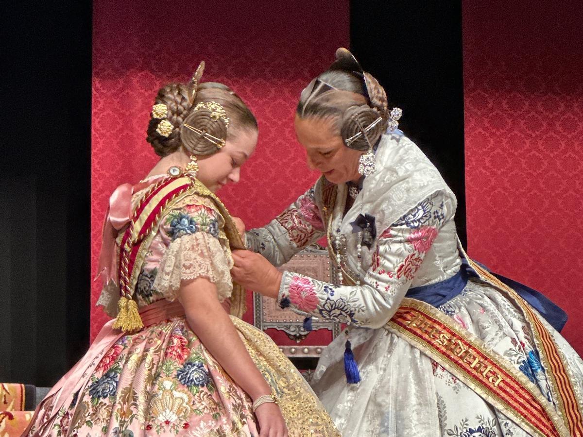 Paqui Vallés distingue a la nueva fallera mayor infantil.