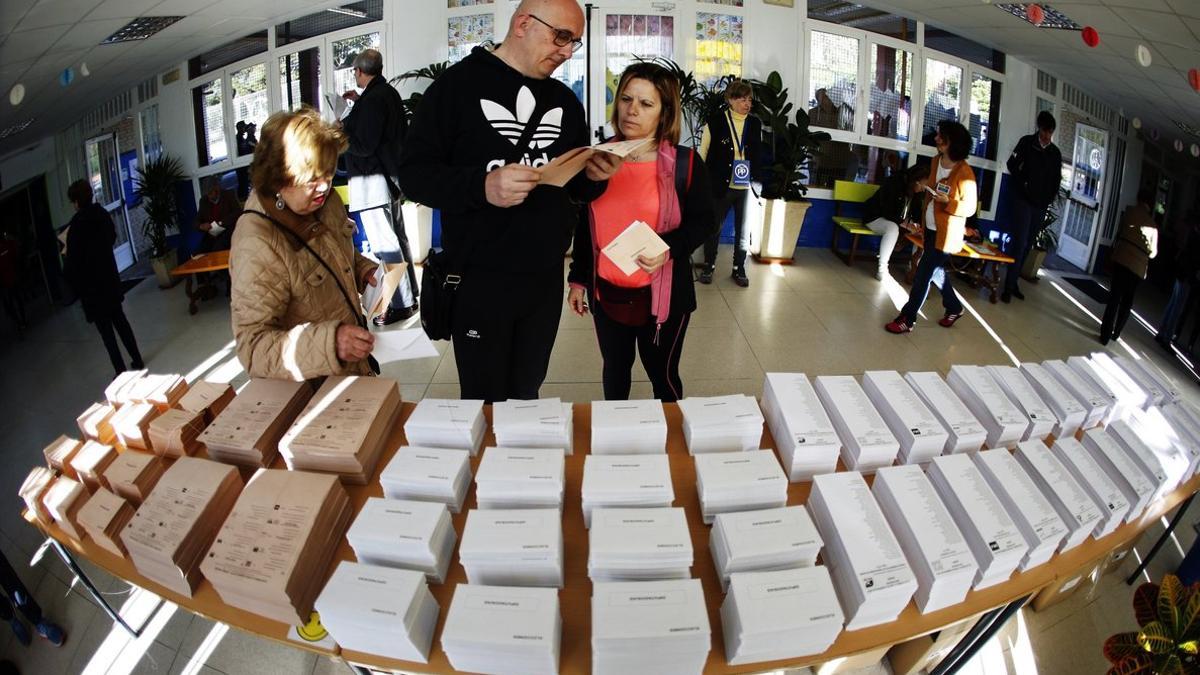 Votantes, en el colegio público Pinar del Rey de Madrid, el pasado 28 de abril.