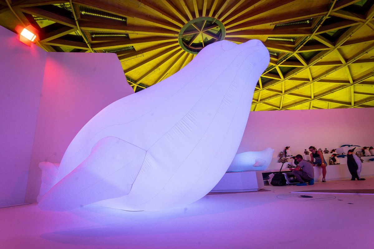 Una de los hinchables gigantes de focas que se esconden por la exposición.