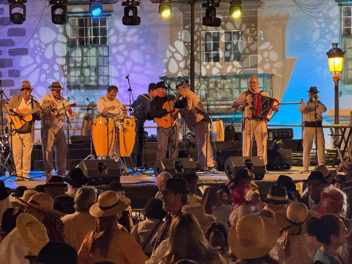 Tenderete en la plaza de San Juan de Telde por el Día de Canarias