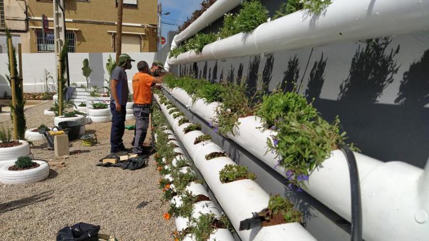 Alumnado de jardinería, forestal y obra realizan distintas labores en el parque, ayer. | T. Á.C.