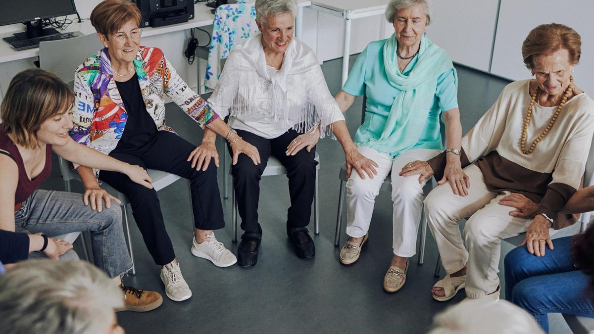 Grupo de personas mayores durante una de las actividades organizadas por la Fundación «la Caixa».
