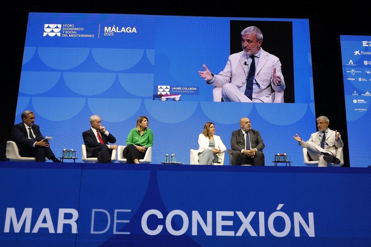 De izquierda a derecha, José Ramón Mendaza, director de La Opinión de Málaga; Francisco de la Torre, alcalde de Málaga; Noelia Arroyo, alcaldesa de Cartagena; María José Catalá, alcaldesa de València, y Jaume Collboni, alcalde de Barcelona.