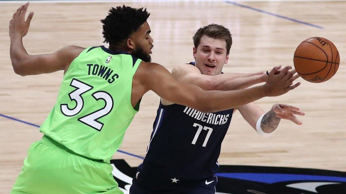 Towns, en una acción de juego ante Luka Doncic