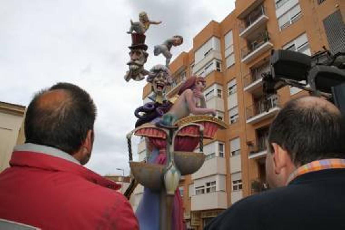Galería fotos: Las comisiones falleras de Burriana sacan sus monumentos a la calle