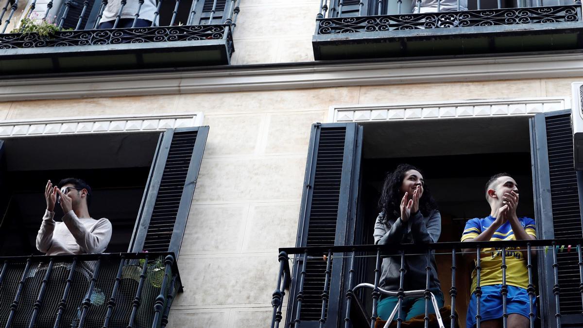 Varias personas en balcones durante el estado de alarma.