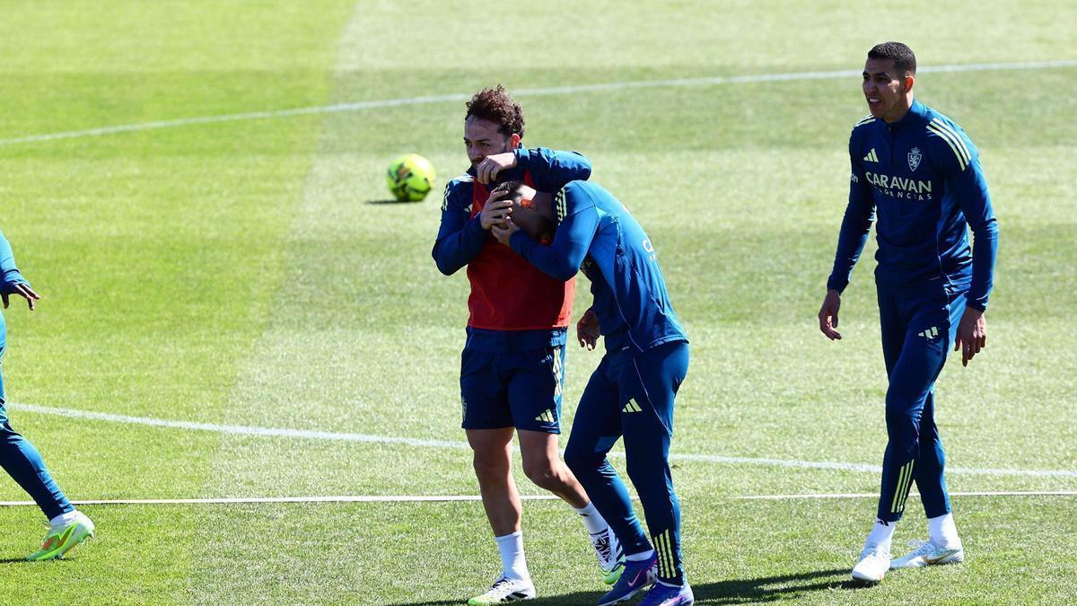Keidi Bare bromea con un compañero durante un entrenamiento del Zaragoza.