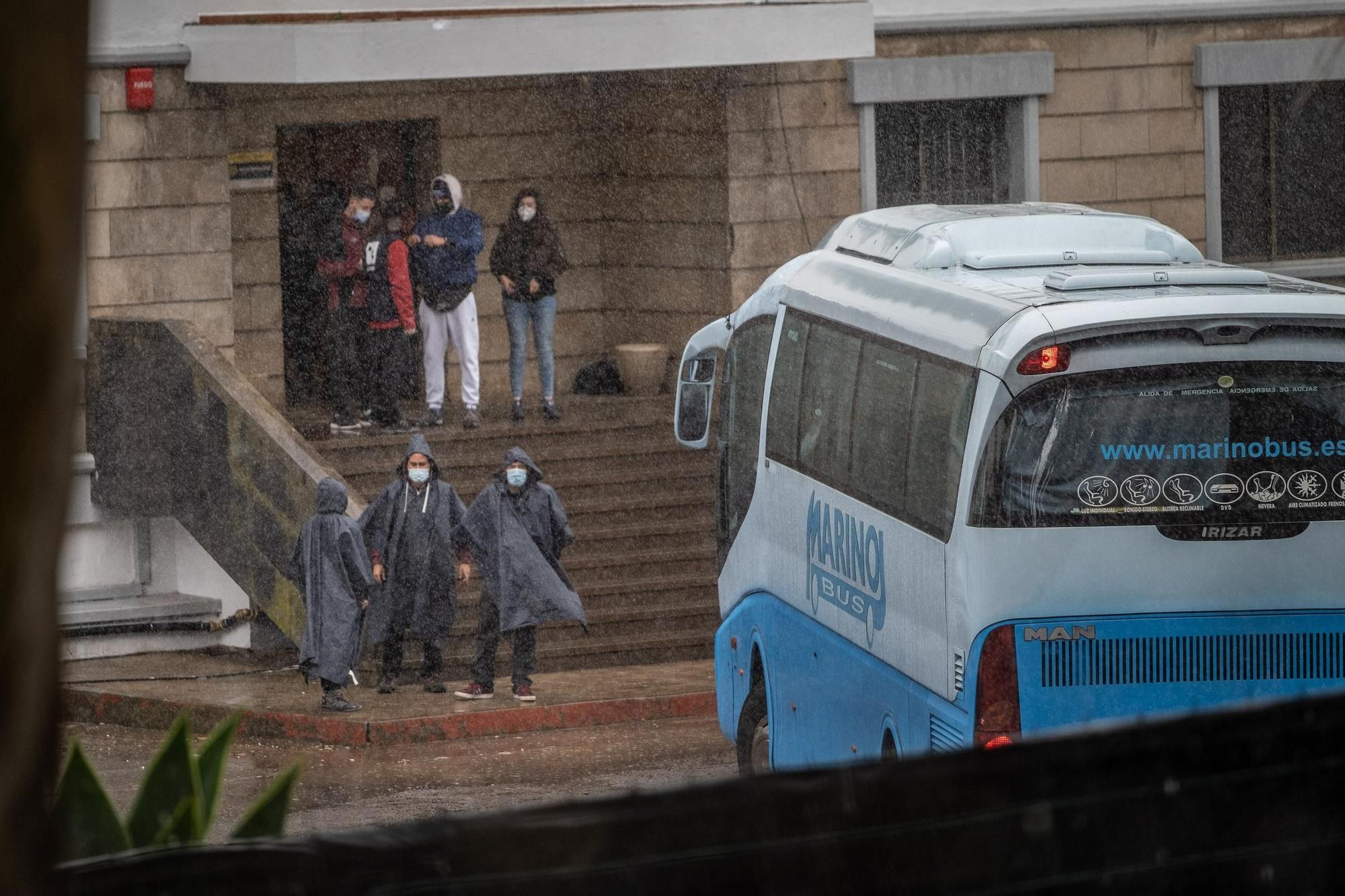 Llegada de inmigrantes al antiguo acuartelamiento de Las Raíces (Tenerife)