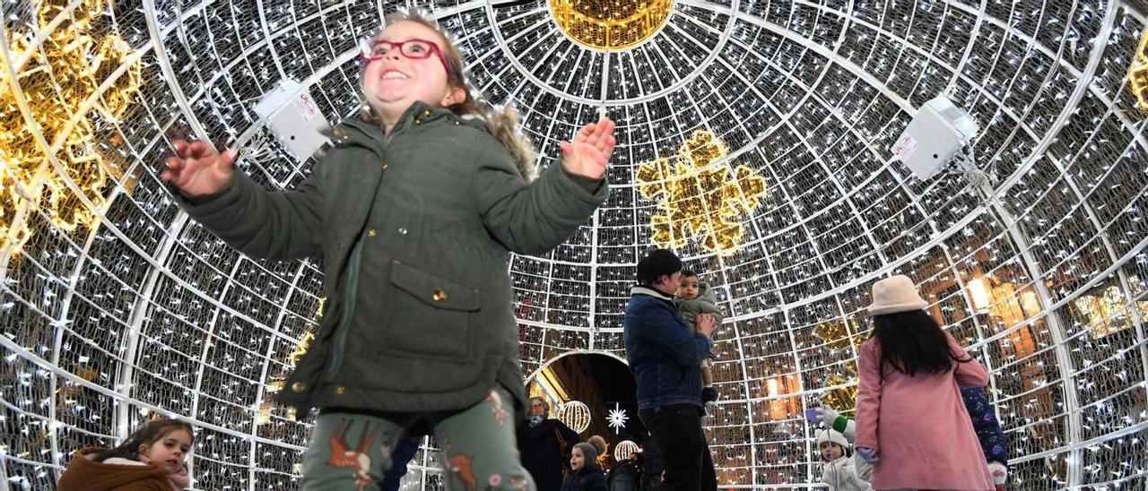 Los niños disfrutan de una del paseo por el interior de una de las bolas gigantes.