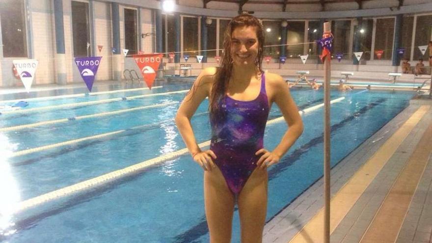 Macarena García, posa en la piscina del CGTD de Pontevedra antes de viajar a Gijón.